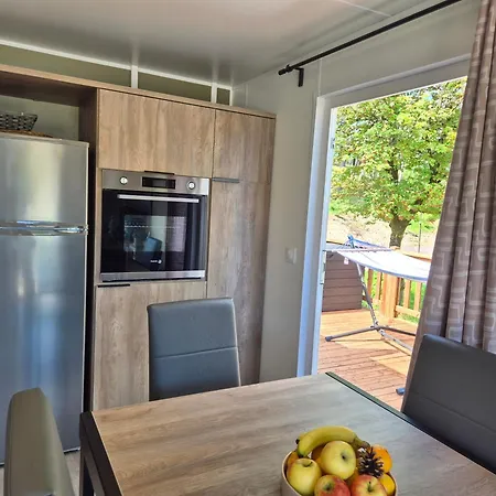 Holiday park Chalet Meerzicht 10 - Luxe 6-Pers Chalet Direct Aan Het Meer, Beschut Terras