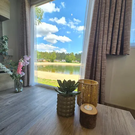 Holiday park Chalet Meerzicht 10 - Luxe 6-Pers Chalet Direct Aan Het Meer, Beschut Terras