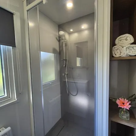 Chalet Meerzicht 10 - Luxe 6-Pers Chalet Direct Aan Het Meer, Beschut Terras Holiday park *